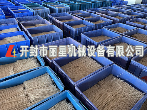 室內作業(yè)的粉條加工設備自帶烘干，可四季作業(yè)